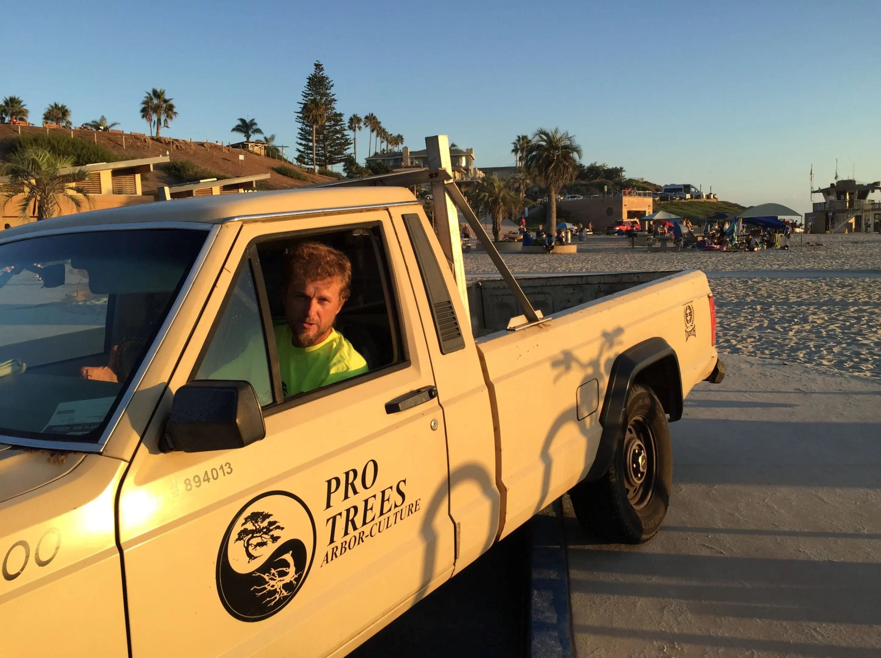 682e639ac081e_Tree-guy-at=moonlightbeach-encinitas-in-Jeep 682e639ac081e_Tree-guy-at=moonlightbeach-encinitas-in-Jeep